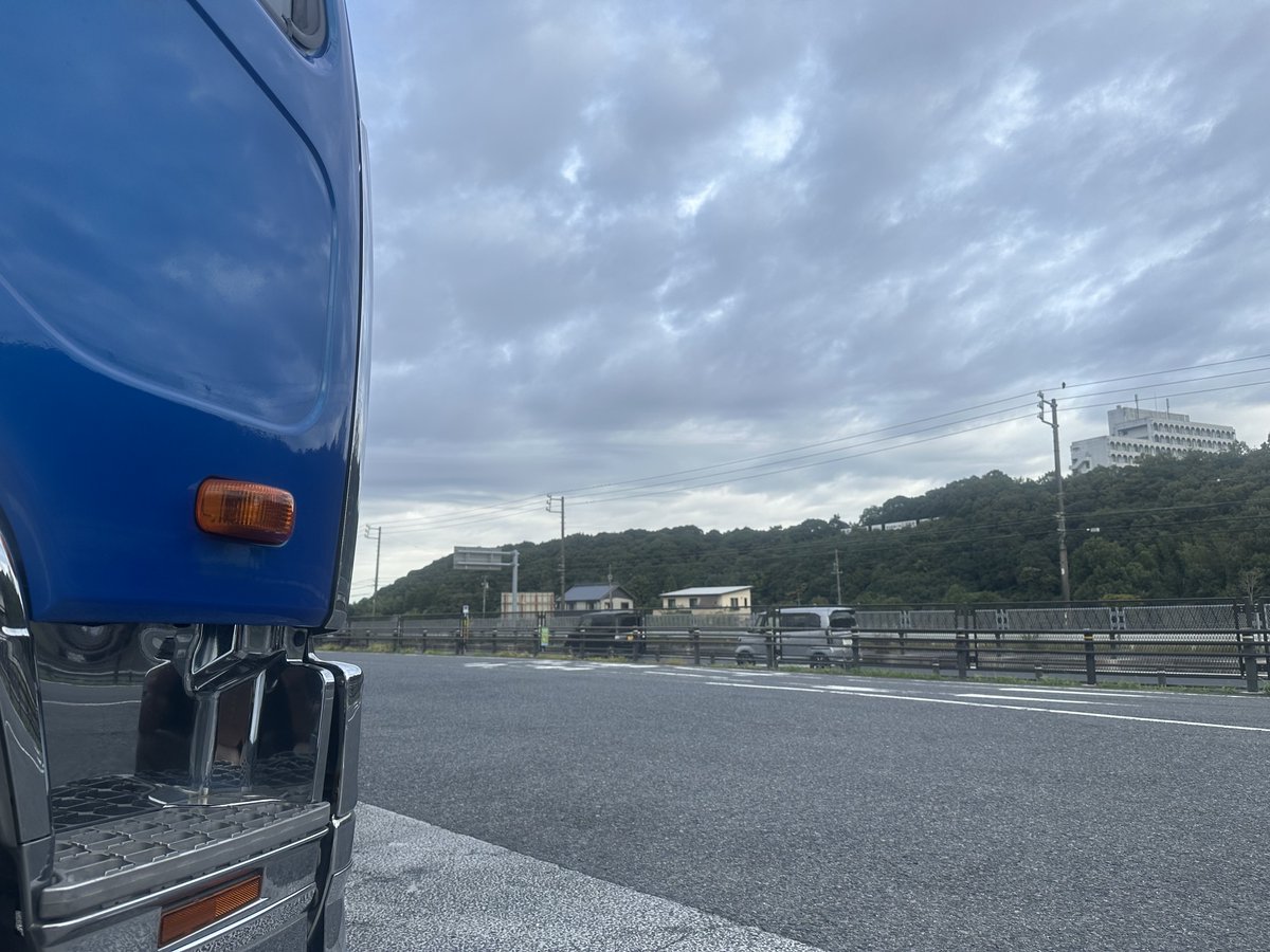 bakkunba's tweet photo. どんよりして来た曇り空の週末金曜日 愛知県は某道の駅からおはようございます。週末からお天気下り坂ですね。最近雨の日の夜走りは本当見えなくて‥‥特に対向車のライトが眩しくて眩しくて（汗）

本日も皆さんご安全に。 https://t.co/ADlJTAiWWl