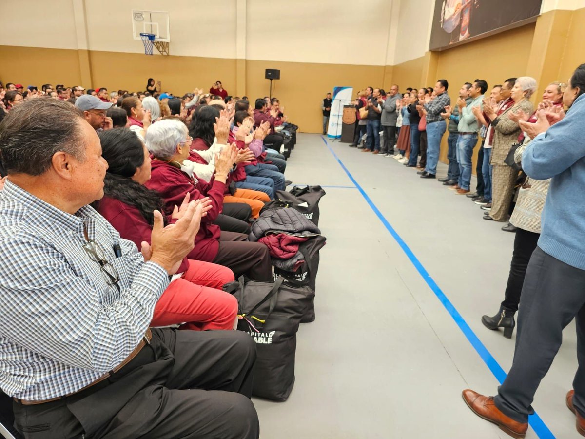 GonzaloJuarezM's tweet photo. Estamos a poco de concluir con la entrega de uniformes. Mi compromiso con ustedes siempre será la mejora continua. https://t.co/j52VUiqaku