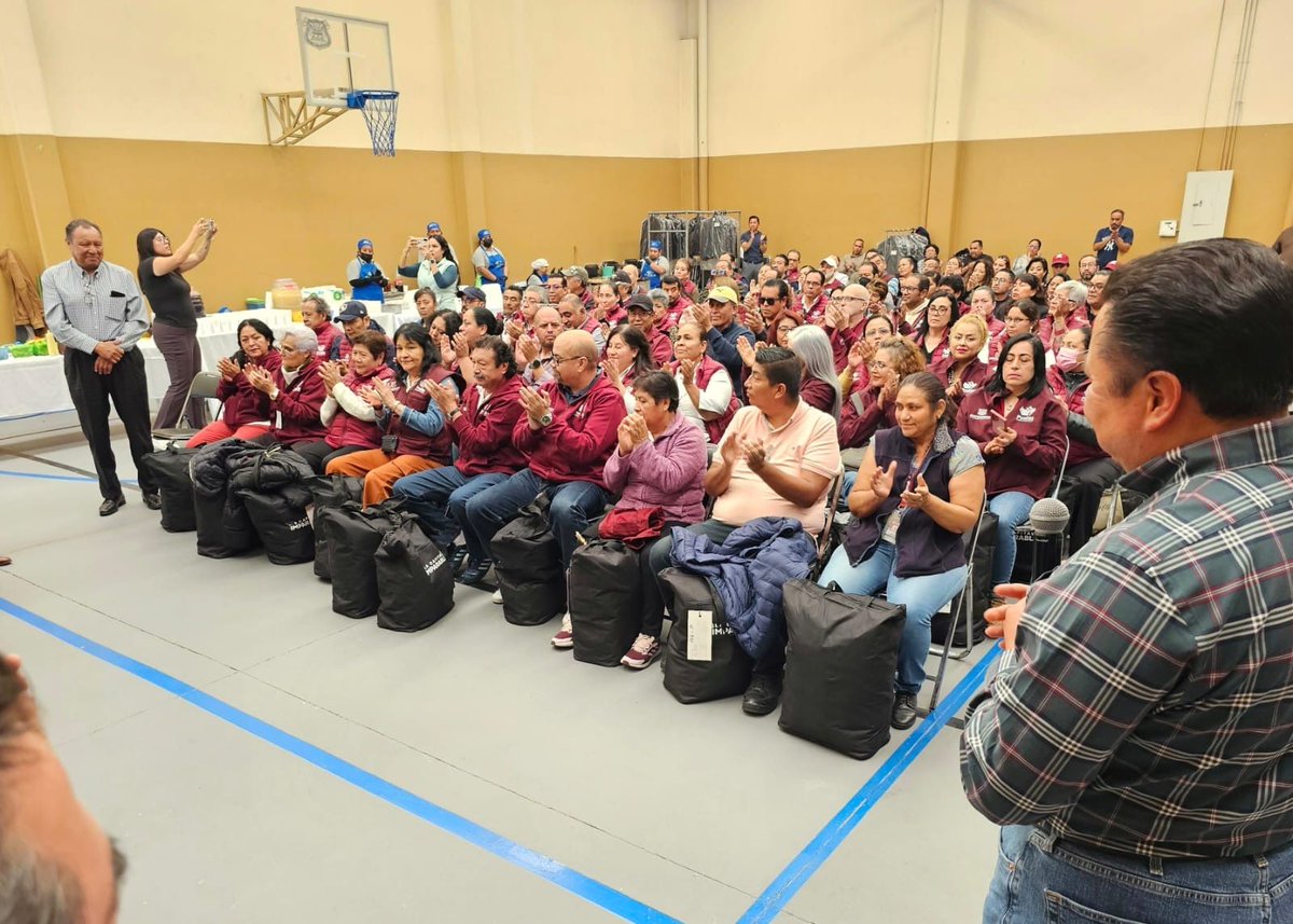 GonzaloJuarezM's tweet photo. Estamos a poco de concluir con la entrega de uniformes. Mi compromiso con ustedes siempre será la mejora continua. https://t.co/j52VUiqaku