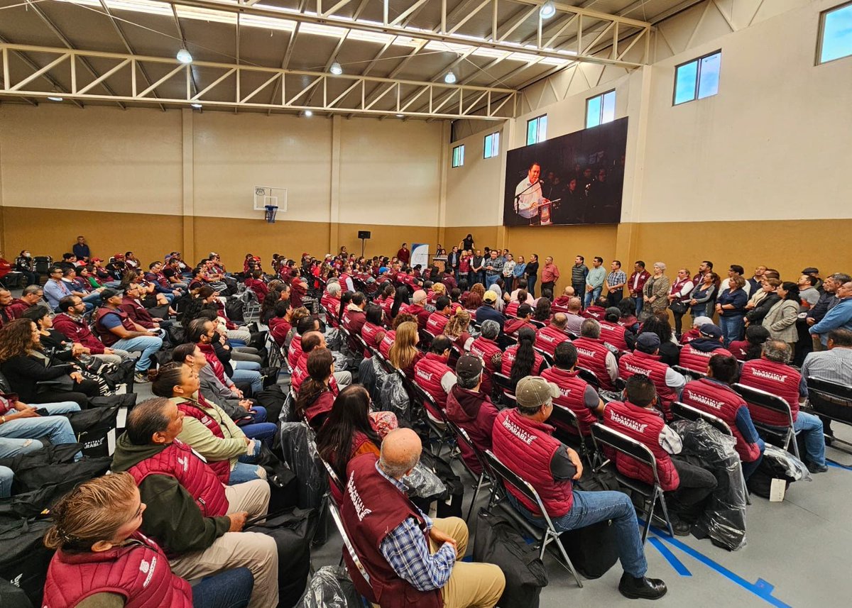 GonzaloJuarezM's tweet photo. Estamos a poco de concluir con la entrega de uniformes. Mi compromiso con ustedes siempre será la mejora continua. https://t.co/j52VUiqaku
