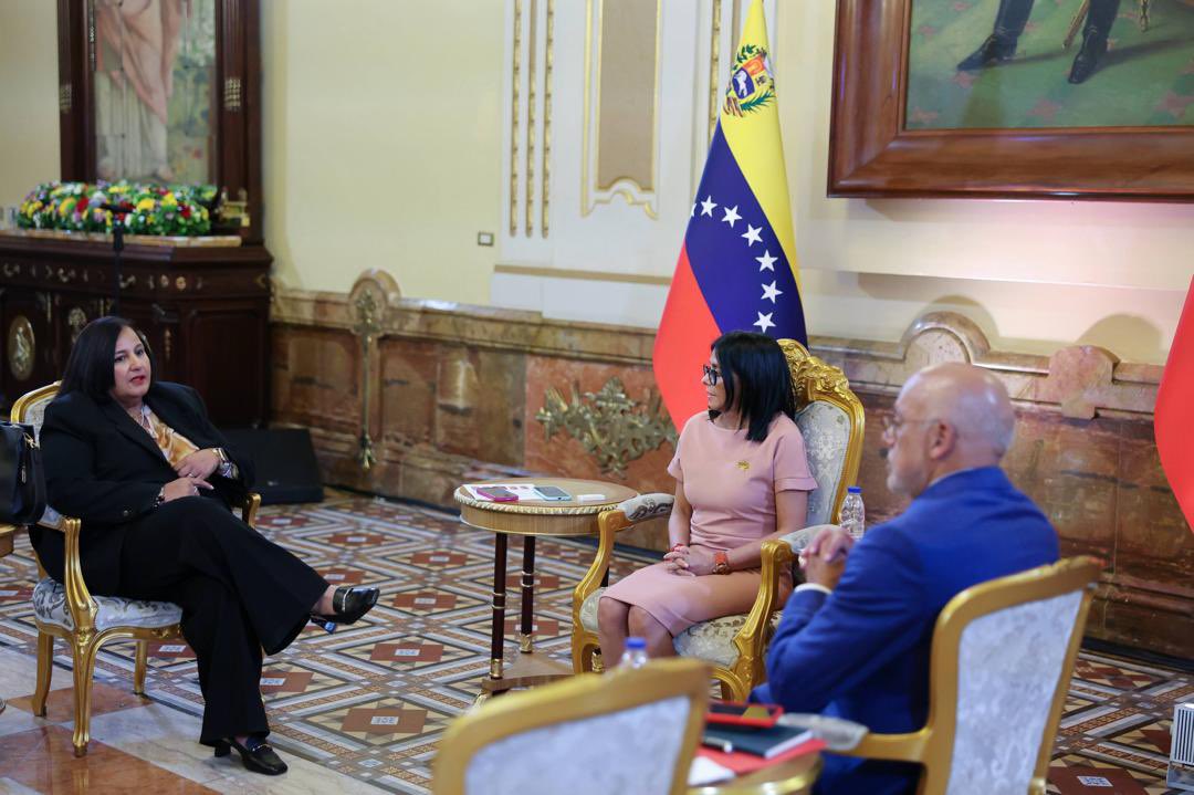 jorgerpsuv's tweet photo. Desde el Palacio de Miraflores, los coordinadores de la mesa de diálogo de la AN 2015 Dra. Dinorah Figuera y del Gobierno Nacional, Jorge Rodríguez, sostuvimos una reunión con la Pdta. Delcy Rodríguez, tras culminar el tercer ciclo de conversaciones. https://t.co/wbHj8s1IAS