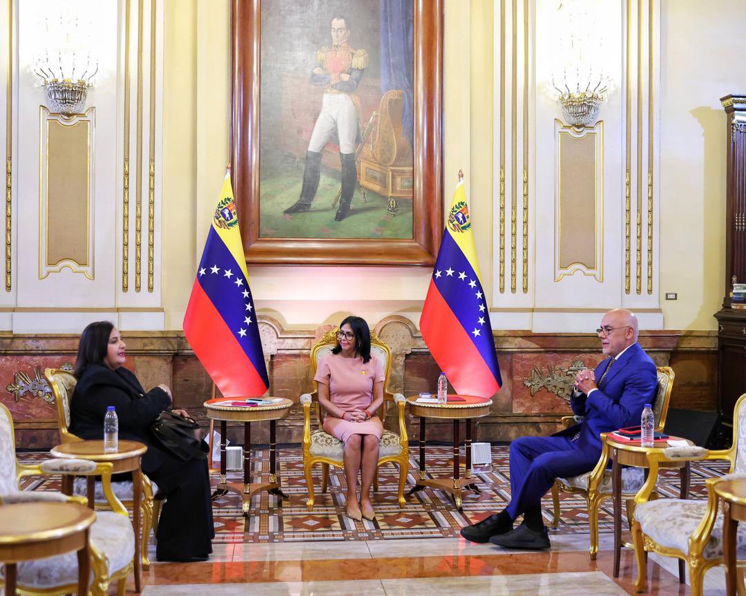 jorgerpsuv's tweet photo. Desde el Palacio de Miraflores, los coordinadores de la mesa de diálogo de la AN 2015 Dra. Dinorah Figuera y del Gobierno Nacional, Jorge Rodríguez, sostuvimos una reunión con la Pdta. Delcy Rodríguez, tras culminar el tercer ciclo de conversaciones. https://t.co/wbHj8s1IAS