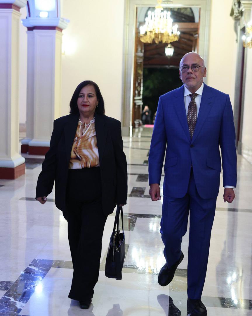 jorgerpsuv's tweet photo. Desde el Palacio de Miraflores, los coordinadores de la mesa de diálogo de la AN 2015 Dra. Dinorah Figuera y del Gobierno Nacional, Jorge Rodríguez, sostuvimos una reunión con la Pdta. Delcy Rodríguez, tras culminar el tercer ciclo de conversaciones. https://t.co/wbHj8s1IAS
