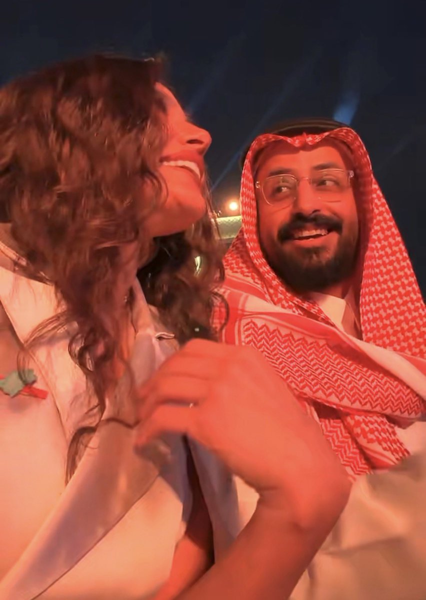 deardiaryrr's tweet photo. إلهام مستمتعه بحفلة فضل شاكر و خالد مستمتع يتأمل إلهام
ماشاءالله عسل he can’t control it وافهمه جدًا https://t.co/de04ORnamz