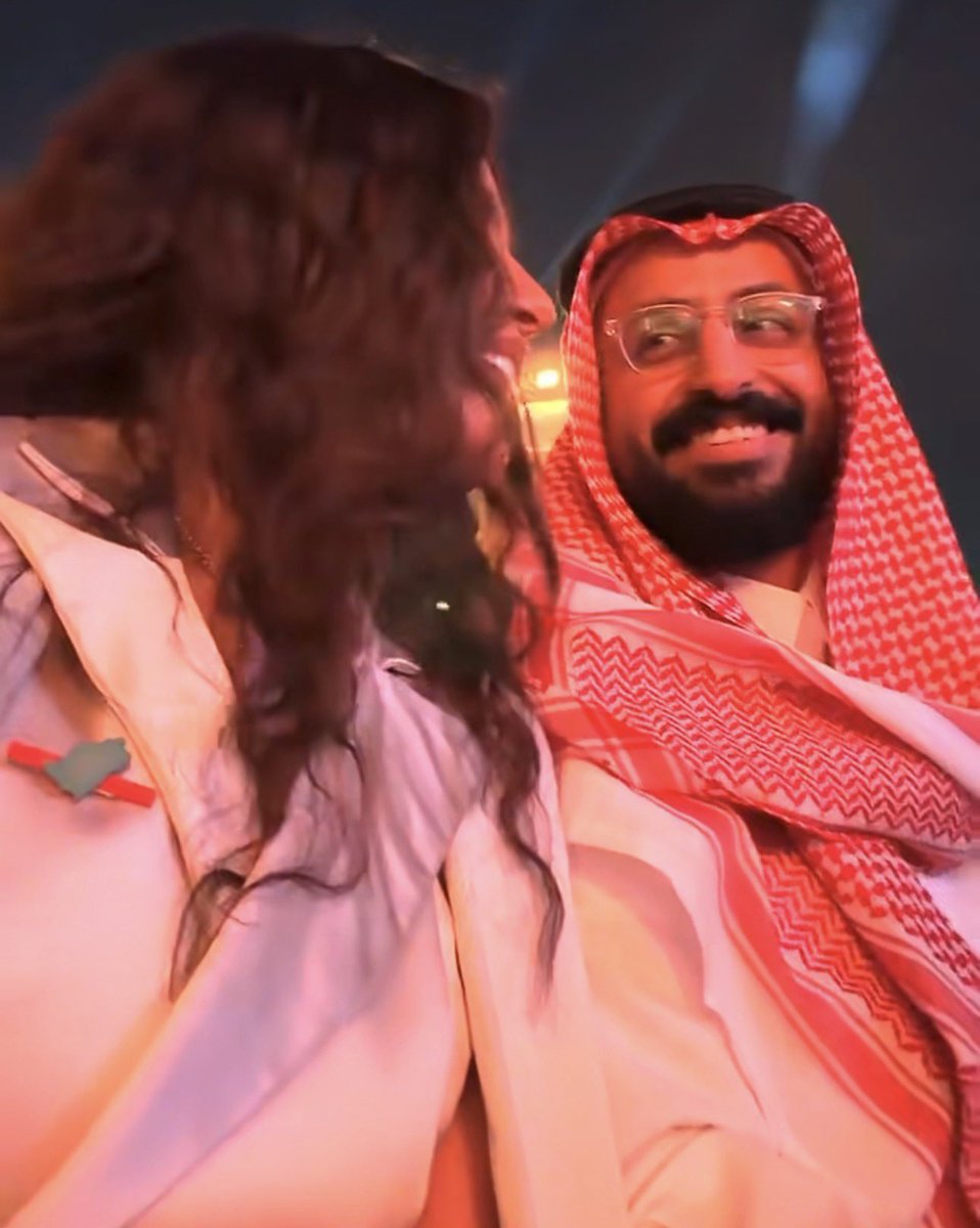 deardiaryrr's tweet photo. إلهام مستمتعه بحفلة فضل شاكر و خالد مستمتع يتأمل إلهام
ماشاءالله عسل he can’t control it وافهمه جدًا https://t.co/de04ORnamz