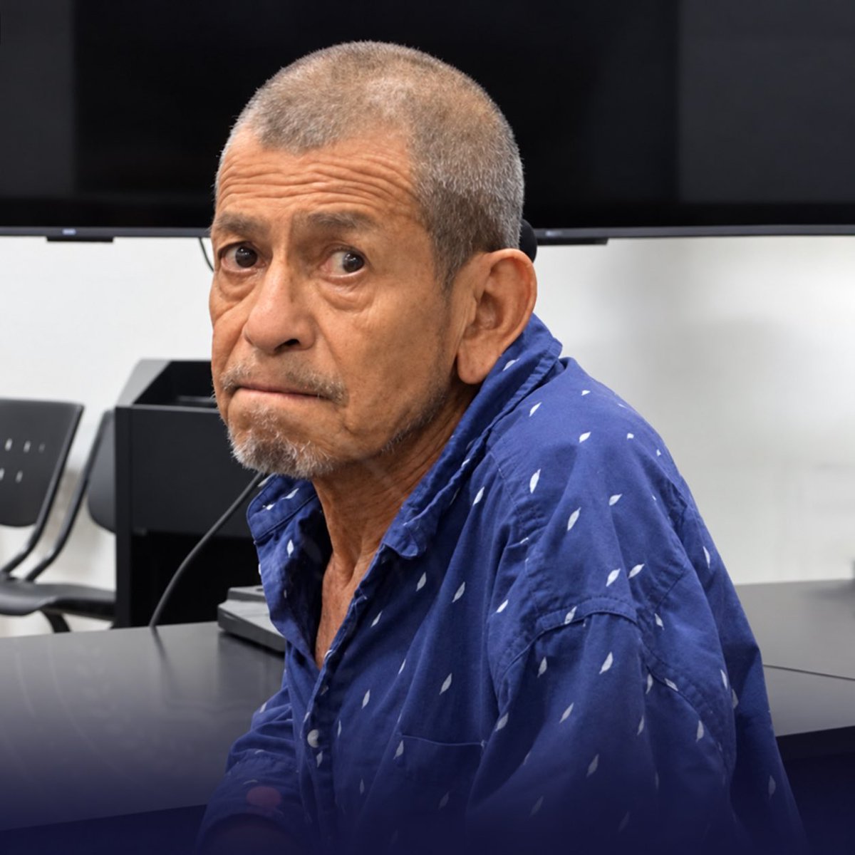 SivarNewsSV's tweet photo. 🔴 CONDENAN A ADULTO MAYOR POR DROGA, PERO NO IRÁ A PRISIÓN

⚖️ El Tribunal Primero de Sentencia de Santa Tecla declaró culpable a Francisco Barillas Canizalez por posesión y tenencia de drogas y le impuso tres años de cárcel, reemplazados por reglas de conducta.

🌿 Fue capturado en Quezaltepeque el 9 de diciembre de 2025. En el registro, agentes le encontraron 12 gramos de marihuana distribuidos en ocho porciones. Durante el juicio, reconoció que la droga era suya.

📋 Durante los próximos tres años deberá abstenerse de consumir drogas y bebidas alcohólicas, y evitar lugares donde se vendan estas sustancias.