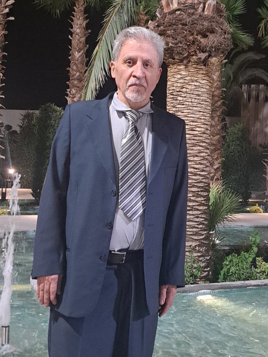 keykhoosrooo's tweet photo. @maspersian2 فارغ از تباهی‌چهره که نشانهٔ تبهگنی‌ست یا حتی تباهی تَن که نشانهٔ تباهی کارکرد فیزیولوژیک و بیماری خون و نژاد است؛
این بابا حتی نتوانسته خط کمربند‌ش را میزان کند یا پیرهنش را درست در شلوار بکند؛ یعنی علاوه بر بند نخست حتی عقلش هم ذایل است و چشمش هم ذایل است و عکاس هم کؤدن است. https://t.co/4nECF6ZqZq