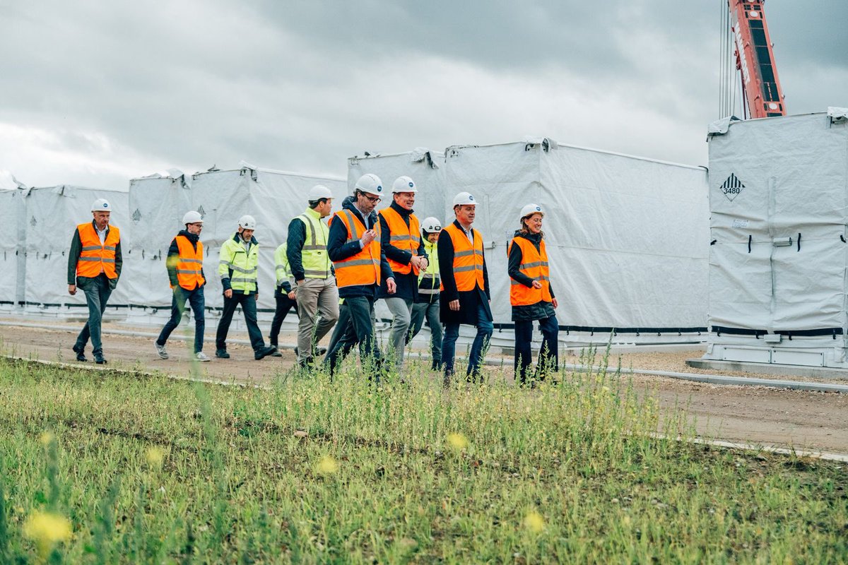 EvaFox's tweet photo. Belgium just turned an old coal plant site into a Tesla battery hub 🔋⚡

On the grounds of the former Langerlo power station in Genk, where coal was burned until 2016, energy company Storm has installed 106 Tesla Megapack 2XL units. Flemish minister Jo Brouns toured the site today. The park packs 100 megawatts (MW) of power and 400 megawatt-hours (MWh) of storage, roughly equal to 40,000 home batteries, and is set to go live in 2027. Tesla supplies and installs the batteries, while Eneco will run the park for 10 years.

The same grid connection that once carried coal power will now soak up extra wind and solar and release it when the grid needs it. Megapack keeps landing in Europe's biggest storage projects, and Tesla Energy is quietly becoming one of the company's strongest growth stories.