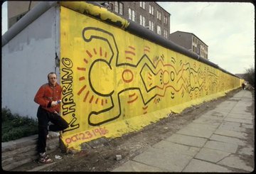 NathanFrancis__'s tweet photo. 40 Anniversary 🎨 #OTD in #Art #History 23 October 1986, artist #KeithHaring was commissioned to paint a mural on the Berlin Wall by Checkpoint Charlie Museum. Haring completed the 300-foot-long mural in around four hours on the same day. https://t.co/R5CKMAjKeT