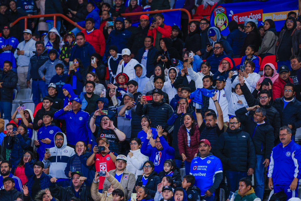 CruzAzul's tweet photo. Qué gran ambiente vivimos anoche en Pachuca. 💙

Gracias a toda la Nación Azul que fue al estadio a alentar. https://t.co/njQAjd7PBN