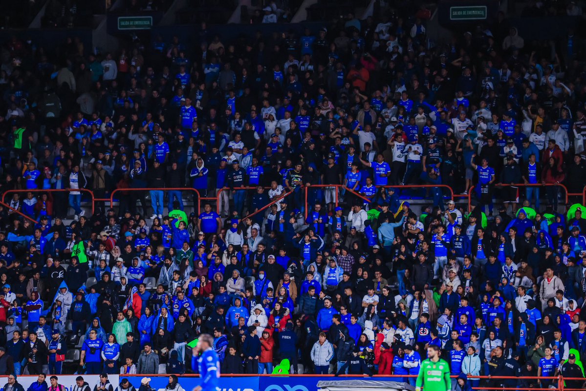 CruzAzul's tweet photo. Qué gran ambiente vivimos anoche en Pachuca. 💙

Gracias a toda la Nación Azul que fue al estadio a alentar. https://t.co/njQAjd7PBN