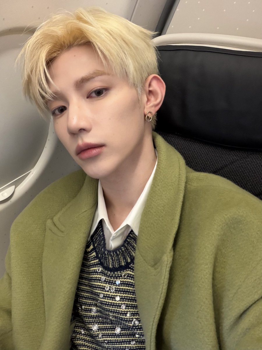 sunghaobin's tweet photo. have a safe flight zhang hao 🥹🥹 https://t.co/L7RSvuoLsG