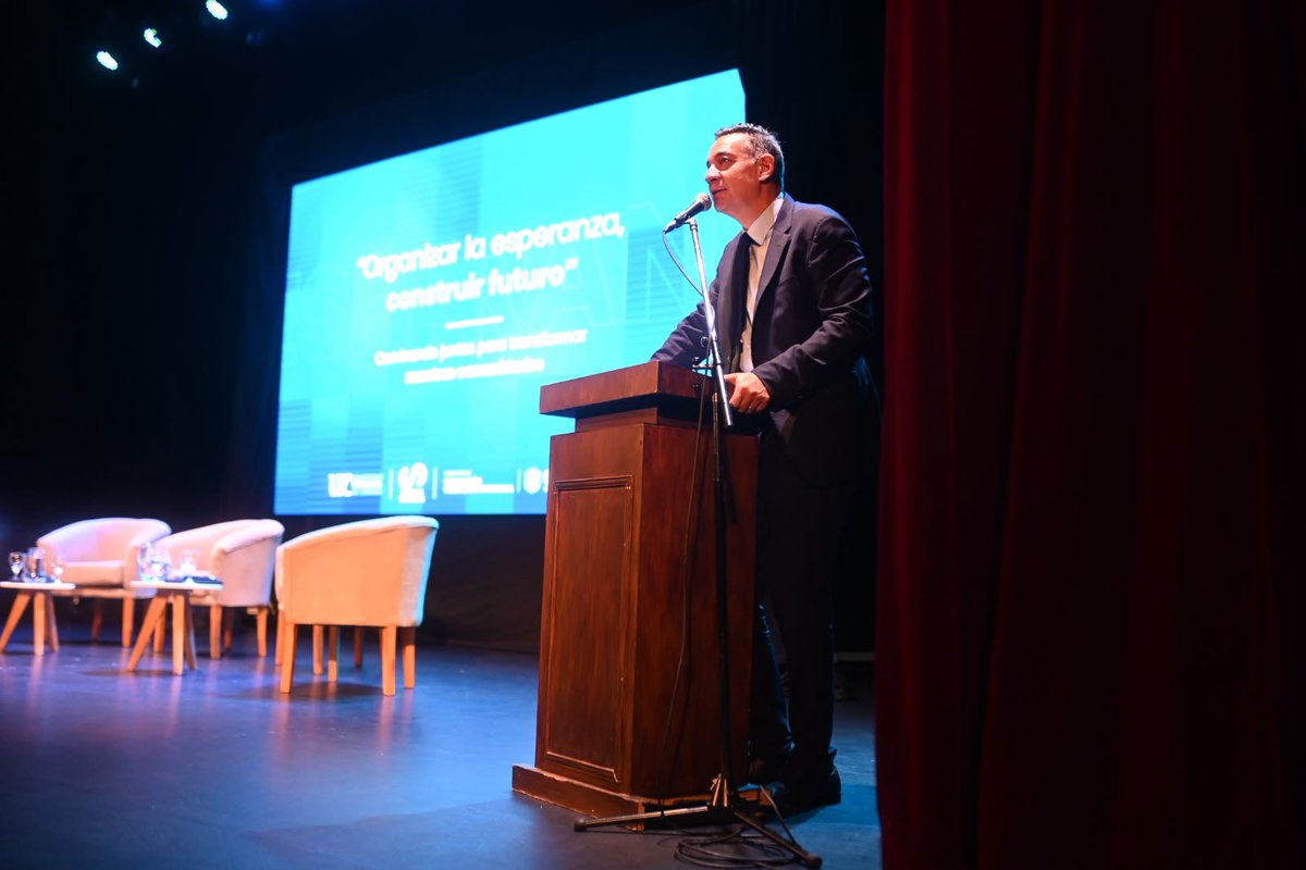 miguelsiciliano's tweet photo. ORGANIZAR LA ESPERANZA, CONSTRUIR FUTURO

Vivimos un gran encuentro junto a @CudaEmilce y a cientos de líderes sociales en la Universidad Provincial de Córdoba. Un diálogo sobre la actualidad, la doctrina social de la iglesia y la esperanza como motor del cambio.

Emilce nos invita a poner en el centro a la persona, a valorar la experiencia propia para, desde ahí, comprender y poner en valor la de los demás. También nos propone pensar la justicia social desde la fe, la solidaridad y el enorme poder transformador de nuestras comunidades. Porque donde hay personas dispuestas a trabajar por los demás, hay futuro.

En Córdoba creemos profundamente en ese camino: una sociedad más justa no se construye desde el individualismo, sino desde el encuentro, la organización y el compromiso colectivo. Muchas gracias Emilce por el encuentro. Sigamos tendiendo puentes.

#HacerParaCrecer #Córdoba