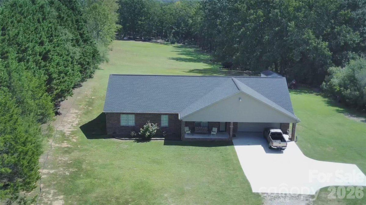 JanicePeeler's tweet photo. Do you know someone looking for a great property in Lincolnton? Please pass this along! #HereToHelp https://t.co/dxKLaSTAZ7