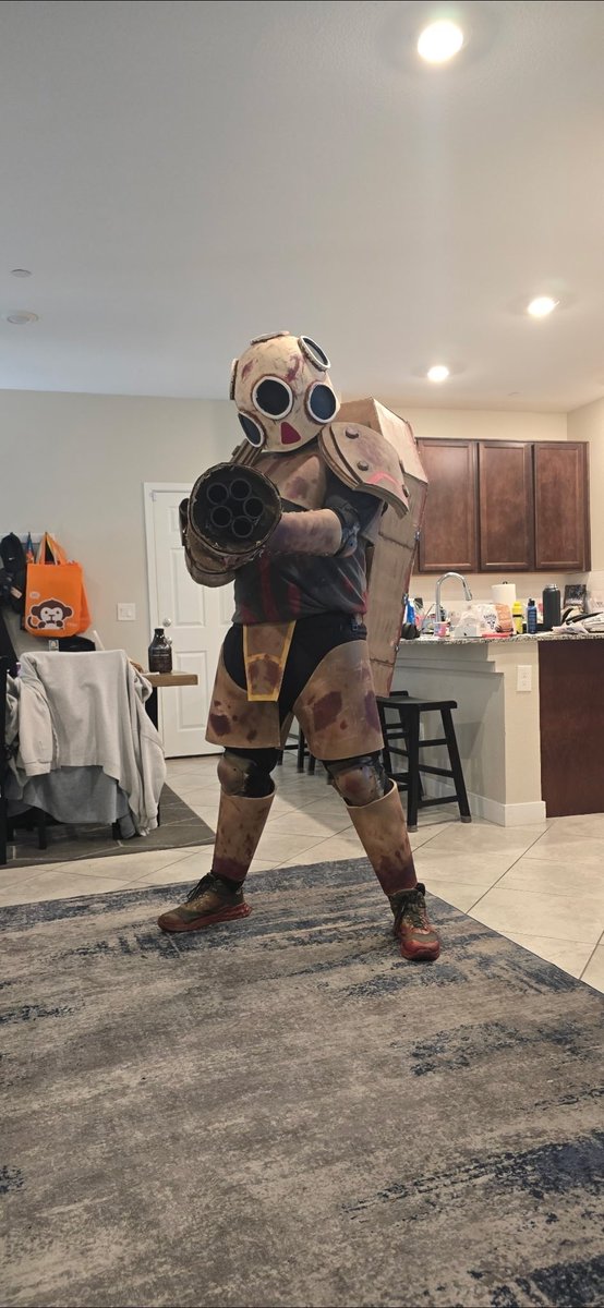 CEB4722's tweet photo. Introducing: Gutterman!! My first real completed cosplay. I've always loved how this guy looked and wanted to cosplay it when it first was revealed back in November 2023. I got it done April 18th last year.

#ultrakill
#cosplay
#gutterman https://t.co/Bq9GsqTjQx