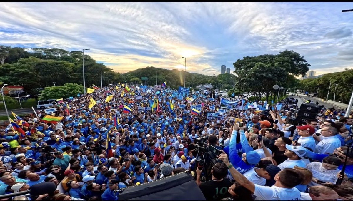 JoseAGraterol's tweet photo. Lo de hoy es solo una muestra de lo que viene. ¡TODA VENEZUELA EXIGIENDO UNA FECHA PARA SU LIBERACIÓN!

Los venezolanos no somos espectadores, ni mirones de palo. Somos los protagonistas de nuestro destino. Ningún cogollo puede decidir por un país que exige elecciones presidenciales, democracia y libertad.

¡VENEZUELA NO QUIERE MÁS EXCUSAS NI MÁS TIEMPO! ¡QUIERE UNA FECHA PARA SER LIBRE! 🇻🇪