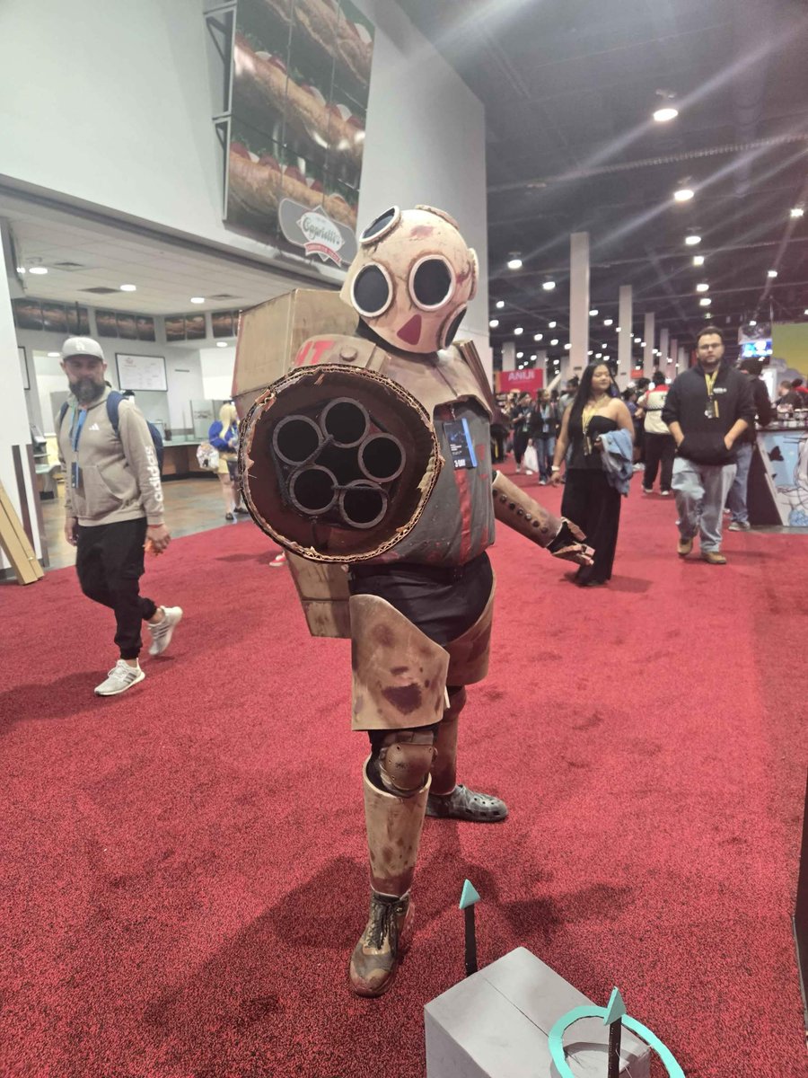 CEB4722's tweet photo. Introducing: Gutterman!! My first real completed cosplay. I've always loved how this guy looked and wanted to cosplay it when it first was revealed back in November 2023. I got it done April 18th last year.

#ultrakill
#cosplay
#gutterman https://t.co/Bq9GsqTjQx