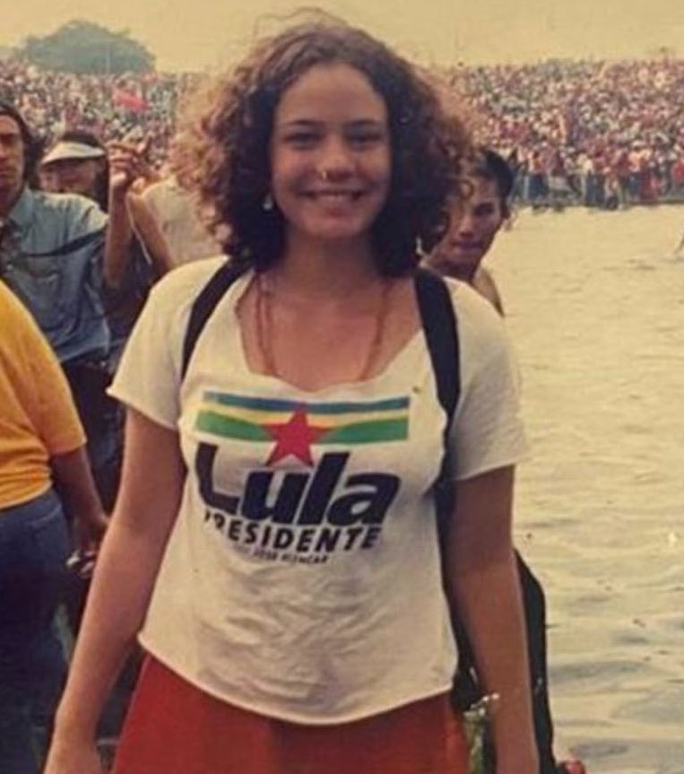 poponze's tweet photo. Leandra Leal relembra presença na primeira posse de Lula, em 2003:

 “Eu fui na primeira posse. Fiquei lá o dia inteiro, na primeira quarta-feira do ano, dia de Xangô, todo mundo vestido de vermelho, clamando por justiça e esperança.” https://t.co/XjBj9EPxyL