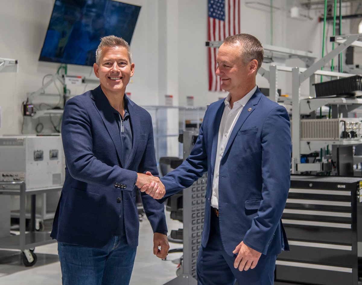 SecDuffy's tweet photo. American jobs, American manufacturing, deployed in American airspace 🇺🇸

For the first time in three decades, @RTX_News is making radars in Largo, FL, to help modernize our air traffic control system

Workers win. Travelers win. America first. Thanks to @POTUS https://t.co/dRCKkWHeku
