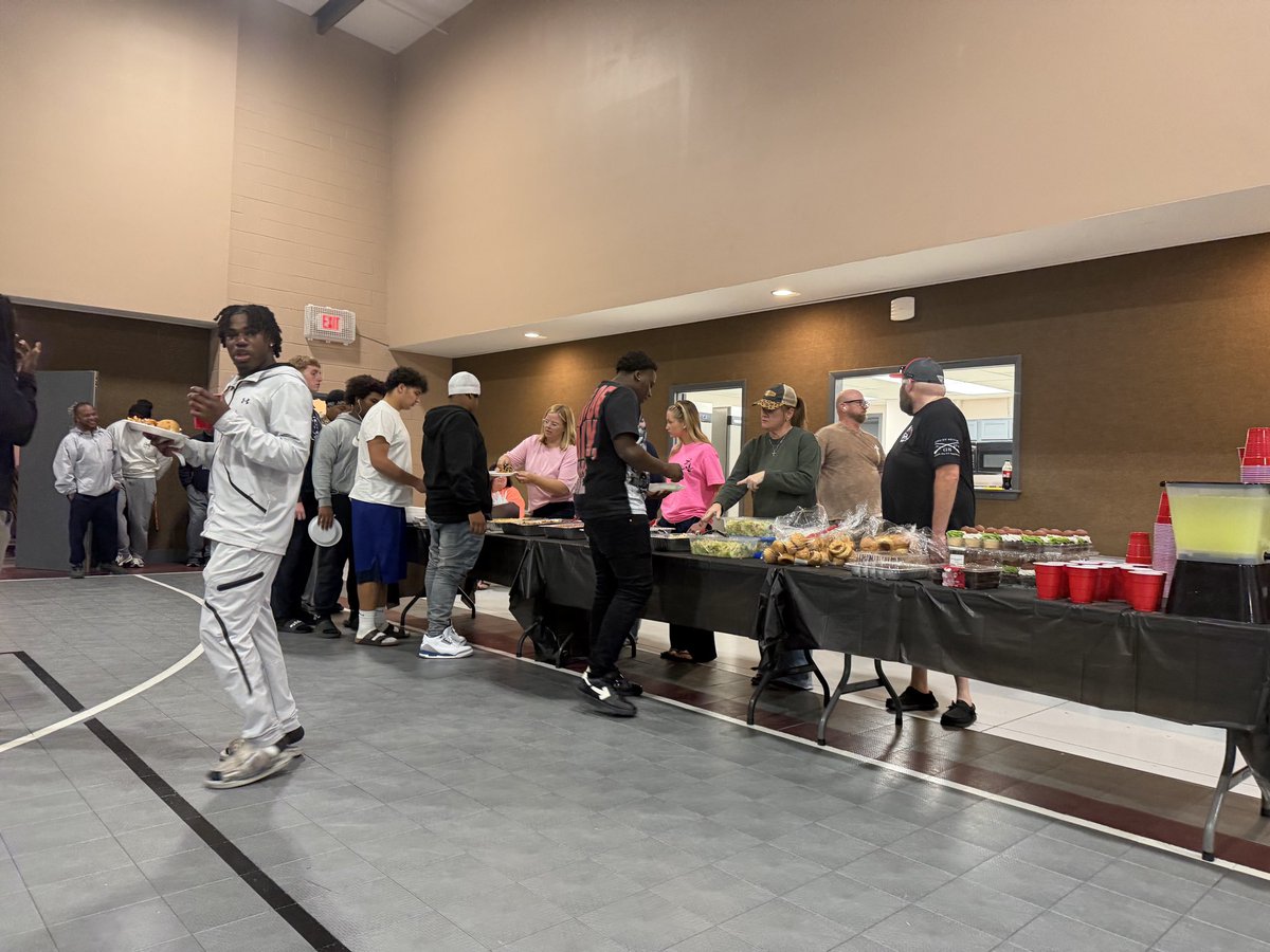 GeneralsFootbal's tweet photo. Big thanks to Pastor Walker and North Dinwiddie Church for the meal and message tonight, always a blessing! #NavyNation #U/S https://t.co/dSbGF0MXzt