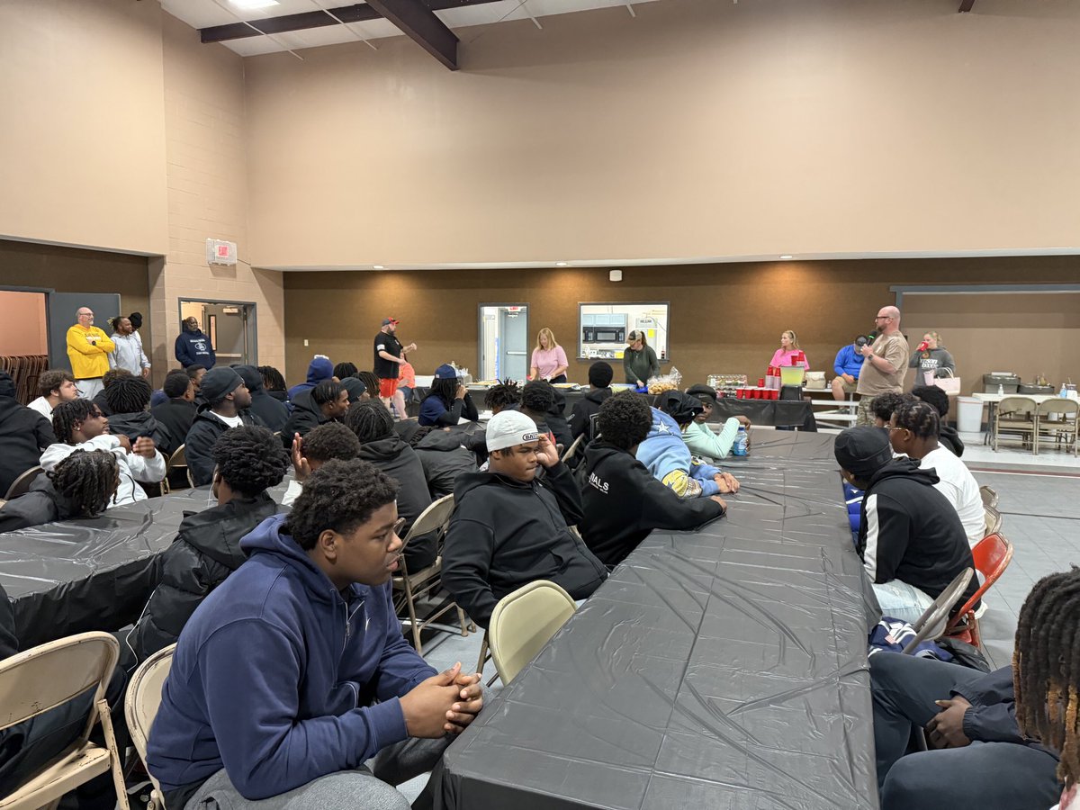 GeneralsFootbal's tweet photo. Big thanks to Pastor Walker and North Dinwiddie Church for the meal and message tonight, always a blessing! #NavyNation #U/S https://t.co/dSbGF0MXzt
