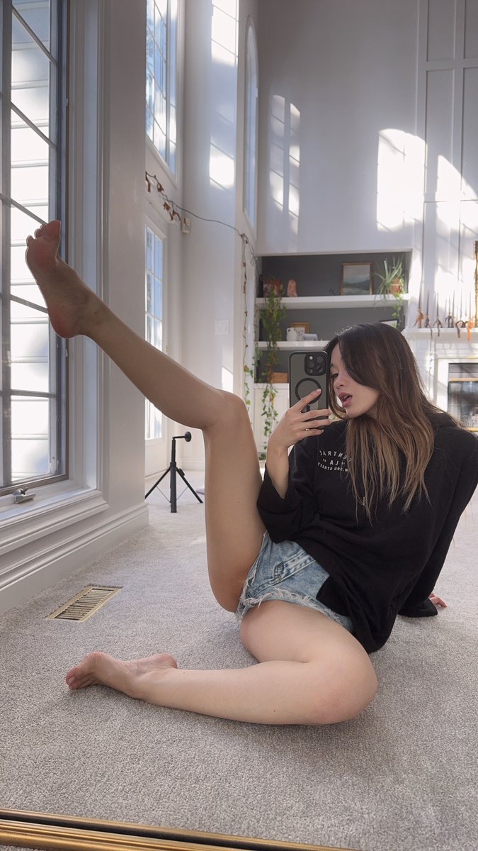 IrlLillie's tweet photo. I just want a good hug 💗 https://t.co/aFAGqdHwQ3