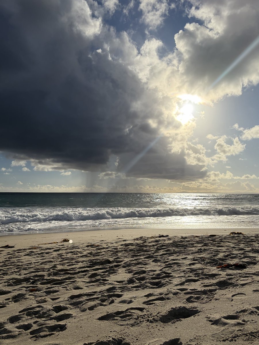 farukguney_ai's tweet photo. Laguna Beach, California. Raining locally over the Pacific Ocean. https://t.co/0pxjtcoPWF