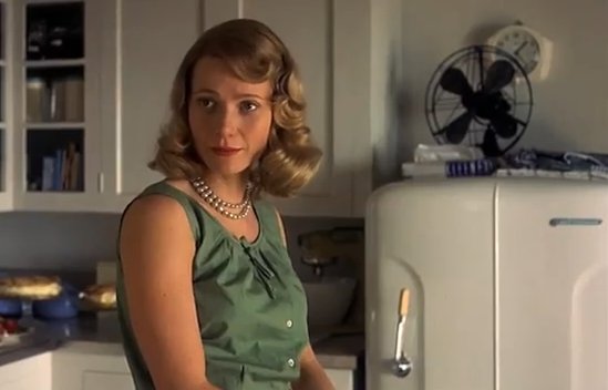 Bibliomaniatico's tweet photo. Sé que llegó tarde... 

Voy a ver la película 🎞️🎥 «Sylvia».

Gwyneth Paltrow haciendo el papel de Sylvia Plath.

La película comienza con este verso:

“Morir es un arte, como cualquier otra cosa 
 y yo lo sé hacer excepcionalmente bien, 
tan bien, que parece un infierno, 
tan bien, que parece de verdad. 
Supongo que cabría hablar de vocación.”