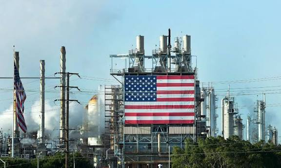 jackprandelli's tweet photo. ⚠️🇺🇸Washington is now treating oil refining as defence.

Trump signed a memo declaring US petroleum production and refining essential to national defence.

It opens Defense Production Act money for oil projects, pipelines and fuel storage. 

The problem is capacity. 

US refineries are already running almost flat out: about 98% nationally in September, and 96% on the Gulf Coast in October.

The money is small. 

Congress set aside $ 1bn of DPA funding for energy last year. 

Kinder Morgan’s share of just two new gas pipelines is $ 4.7bn.

The first test case is Delek’s 74,000 b/d refinery in Tyler, Texas, though no expansion size has been given. 

A proposed 168,000 b/d refinery in Brownsville, backed by India’s Reliance, could be next.

Refiners have told the White House a new refinery takes years to build.

This is a policy for the 2030 diesel market. 

Voters go to the polls in 12 days and pay today’s prices.