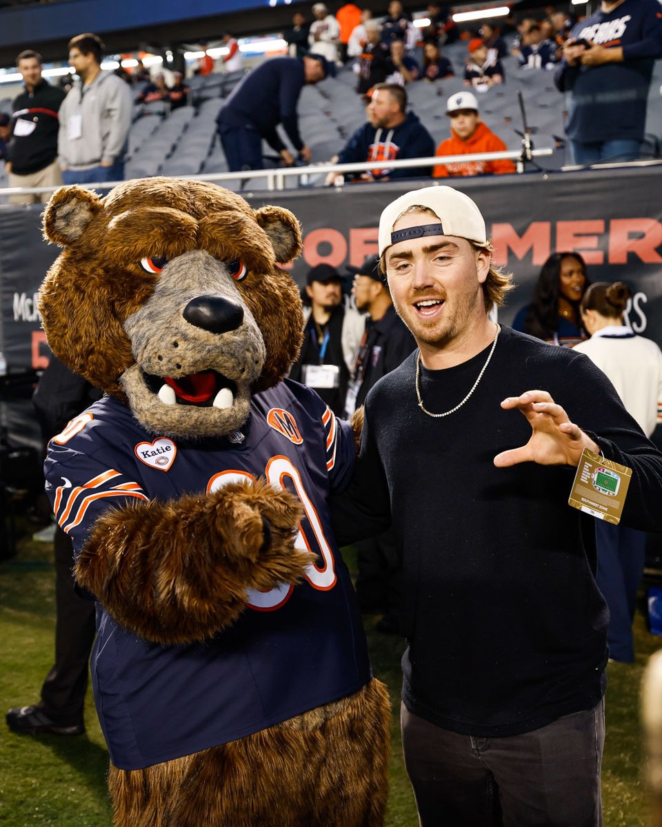 ChicagoBears's tweet photo. Chicago showin' out 🤩 https://t.co/ZB3emPLEzM