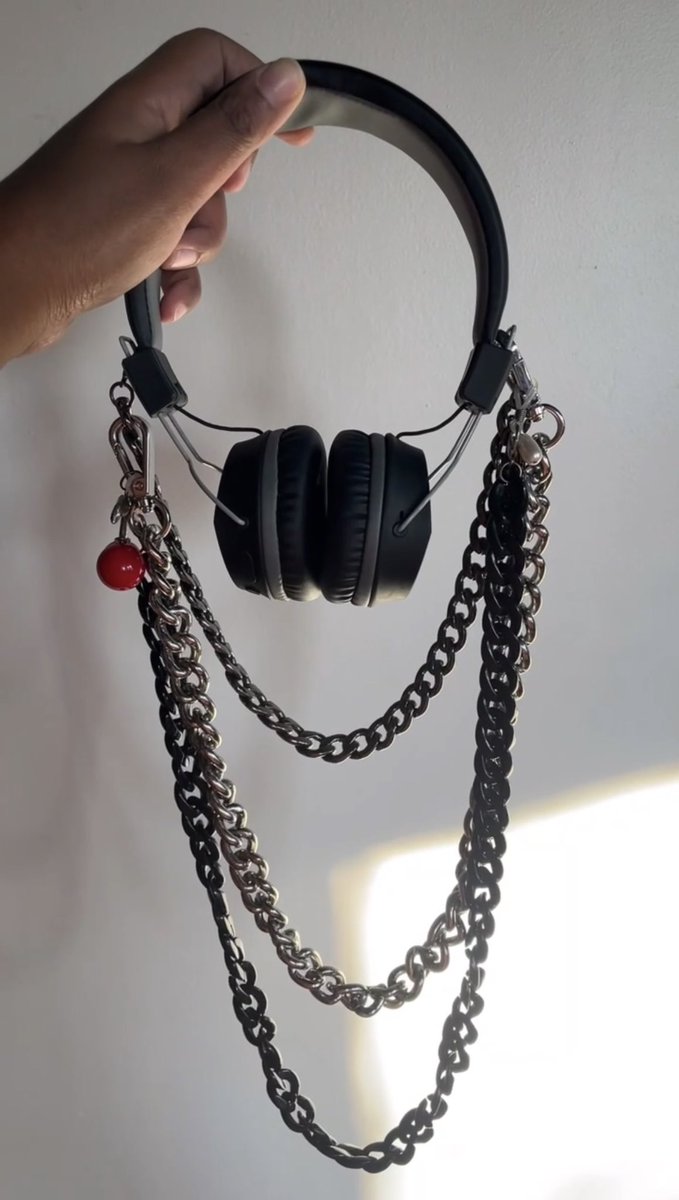 ibeemakingstuff's tweet photo. Yup! Fully customized noise canceling headphones. I call them Onyx Ear$. https://t.co/9Kct1qMTGr