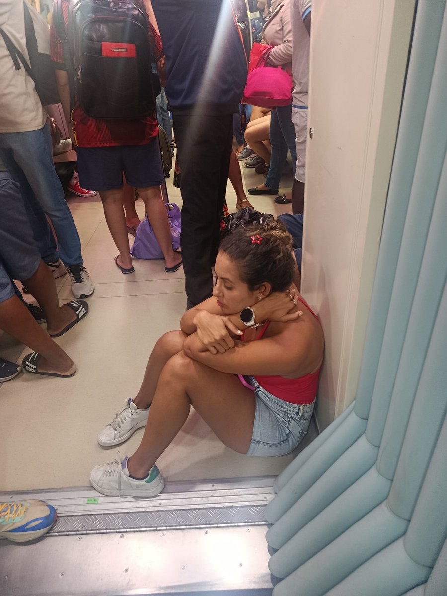 lay_rica's tweet photo. Lutando pela democracia, to cansada mas não paro! EXÉRCITO SÓ LULA ⭐️❤️ https://t.co/zSDz2xe9X0