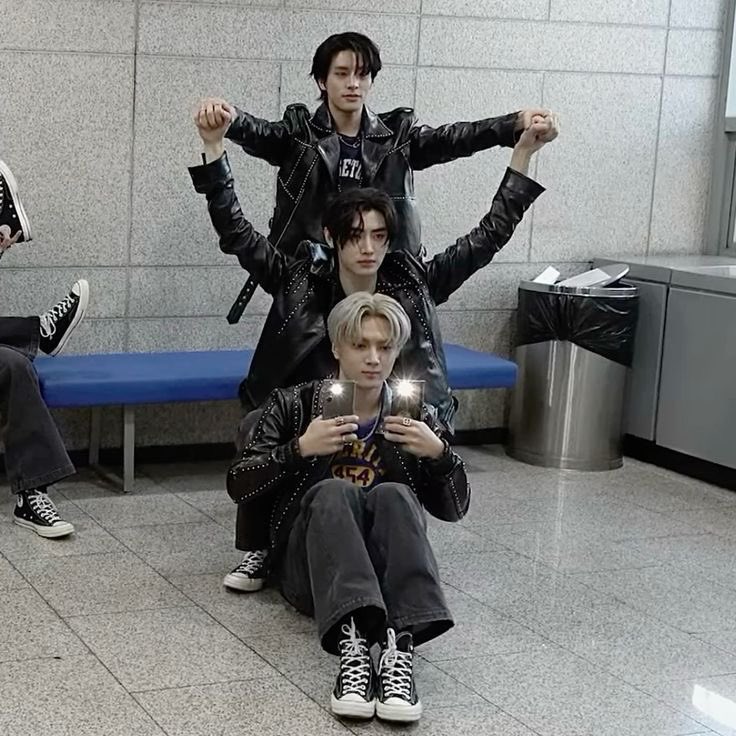 hoonkiepie's tweet photo. when you have two friends https://t.co/138p5DUaeo