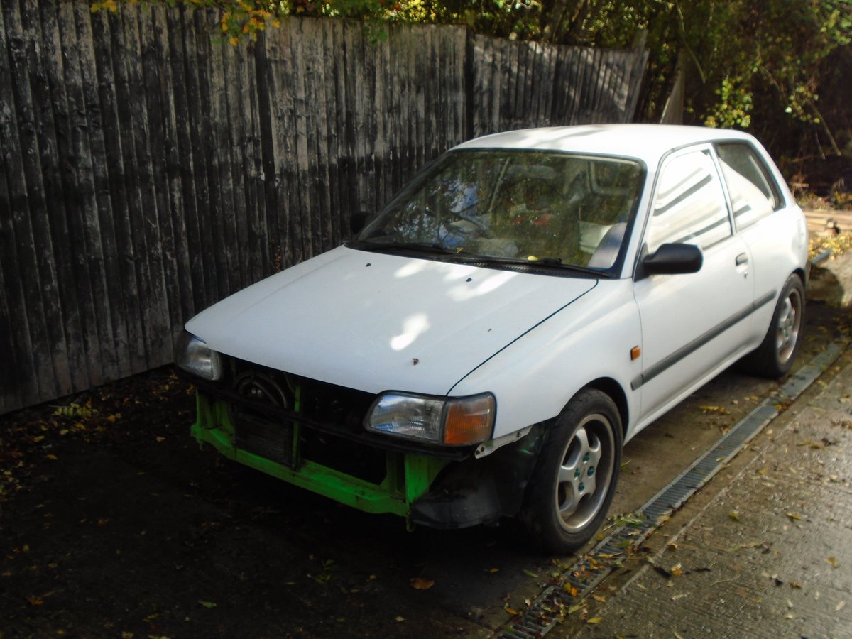 aoylx's tweet photo. 最近購入した、新たなプロジェクト車両。4A-GE 20バルブ（ブラックトップ）を搭載したEP82です。ターボ仕様で290馬力出ていました。

前オーナーによる作り込みが非常にひどい状態だったので、現在フルリビルド中です。今回はNA（自然吸気）仕様に作り直す予定です。 https://t.co/O0p9fXhQx1