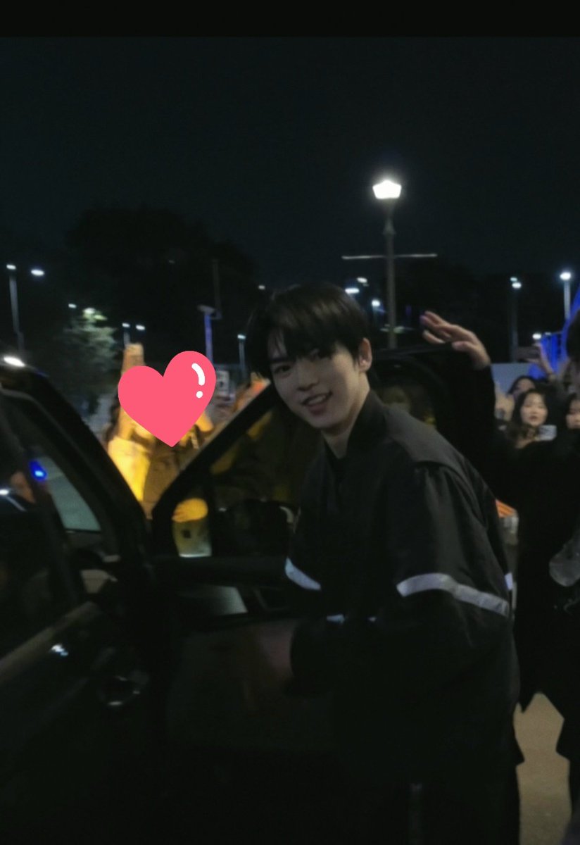 iu1i8Lwg4grulzO's tweet photo. 강릉 아이스쇼 퇴근길 준환
찰나의 저화질🥹의 주나니😍
#차준환 #junhwancha https://t.co/qzu4uCD6LM