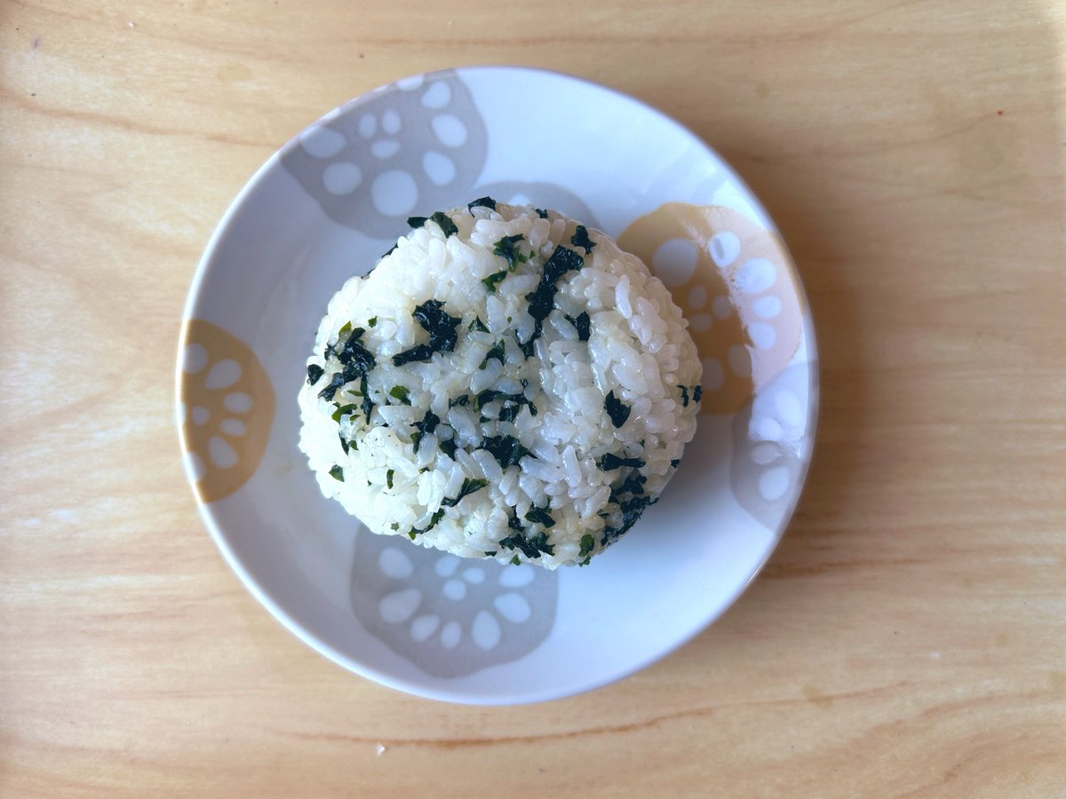 may_fair_blue's tweet photo. おはようございます🍵

全身に蕁麻疹…（ ; ; ）

お薬もらって
寝てます

やっと起きて
🍙作った

逆に子供たちに
救われてる

そして
和尚も優しい☺️🍀

#OnigiriAction https://t.co/8VwRs3iF12