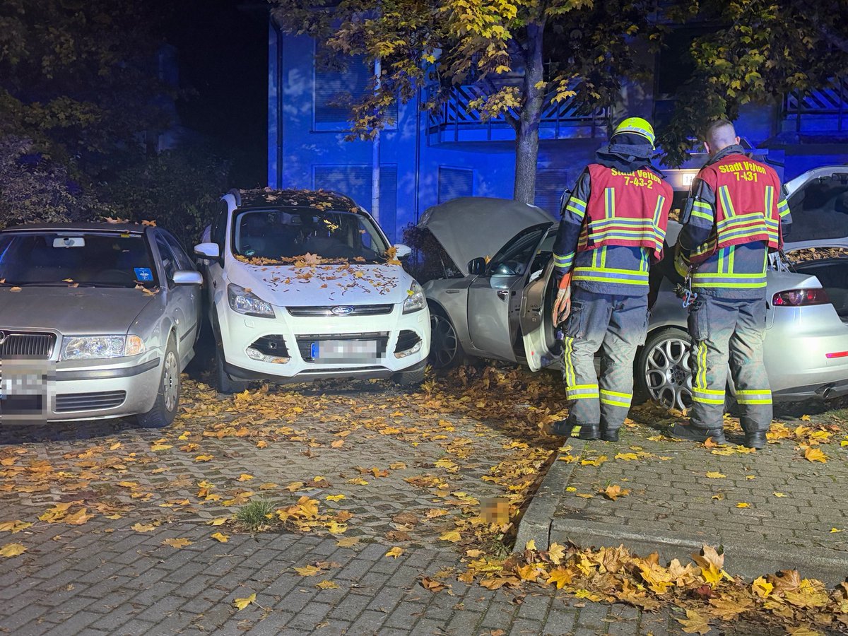 PolReporter's tweet photo. #Velten #OHV - Fahrer eines Pkw entzieht sich einer Verkehrskontrolle, Polizei verfolgt Pkw, Fahrzeug prallt in Wohngebietsstrasse in mehrere parkende Pkw, 2 leicht verletzte und hoher Sachschaden https://t.co/hgu04TGTOs