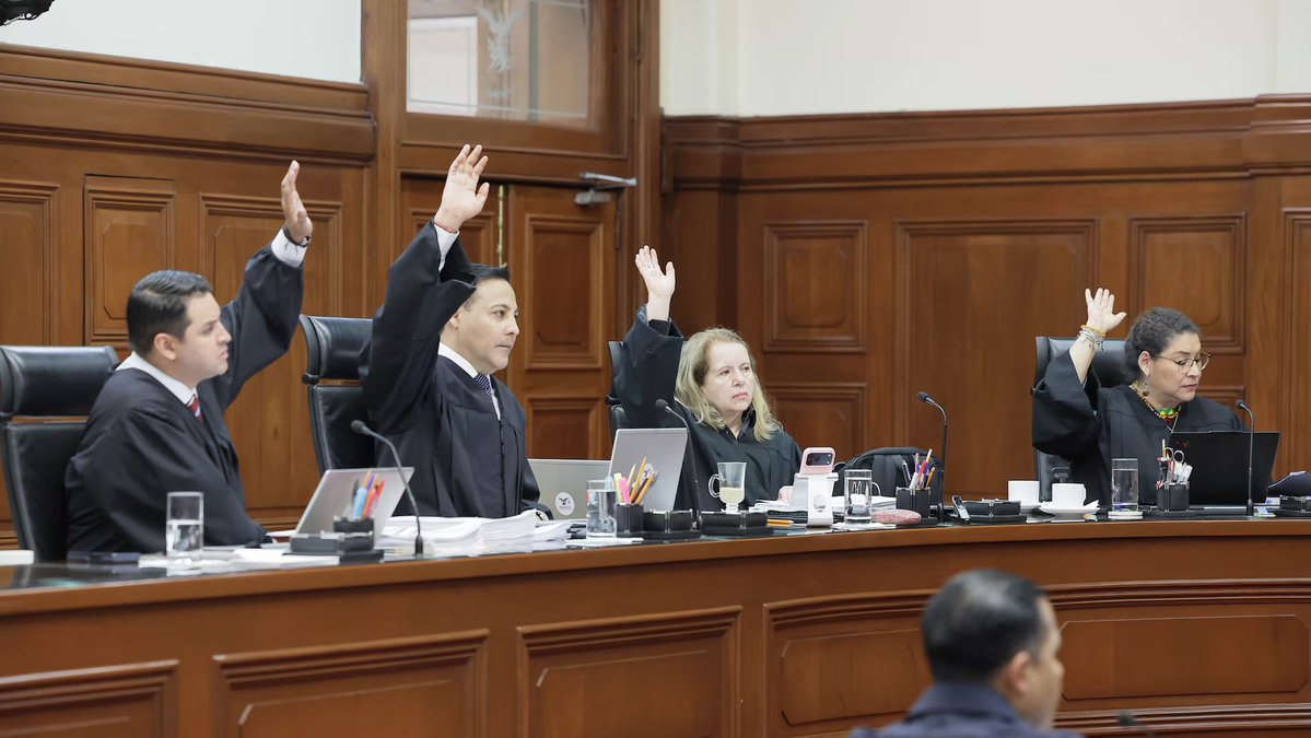 Juan_OrtizMX's tweet photo. 🗳️📌 MÉXICO CAE AL LUGAR 125 DE 143 PAÍSES EN ESTADO DE DERECHO; SU JUSTICIA PENAL ESTÁ ENTRE LAS PEORES DEL MUNDO

El World Justice Project (WJP) publicó su Índice de Estado de Derecho 2026 y México volvió a retroceder.

Pasó del lugar 121 al 125 de 143 países evaluados, con una caída del 2.7% en su calificación respecto al año pasado.

Este índice mide qué tanto se respetan las leyes, si las autoridades abusan de su poder y cómo funciona la justicia.

Y los resultados para México son preocupantes.

📍Justicia penal. Lugar 139 de 143 países. Solo cuatro naciones aparecen por debajo de México.

📍Ausencia de corrupción. Lugar 135 de 143 países.

📍Orden y seguridad. Lugar 132 de 143 países.

En América Latina y el Caribe, México ocupa el puesto 28 de 32 países evaluados.

El informe también documentó retrocesos en la libertad de expresión y el derecho de reunión, así como en la participación ciudadana.

Y hay otro dato.

Entre los 44 países de ingresos medios altos, grupo al que pertenece México, ocupamos el penúltimo lugar en Estado de Derecho.