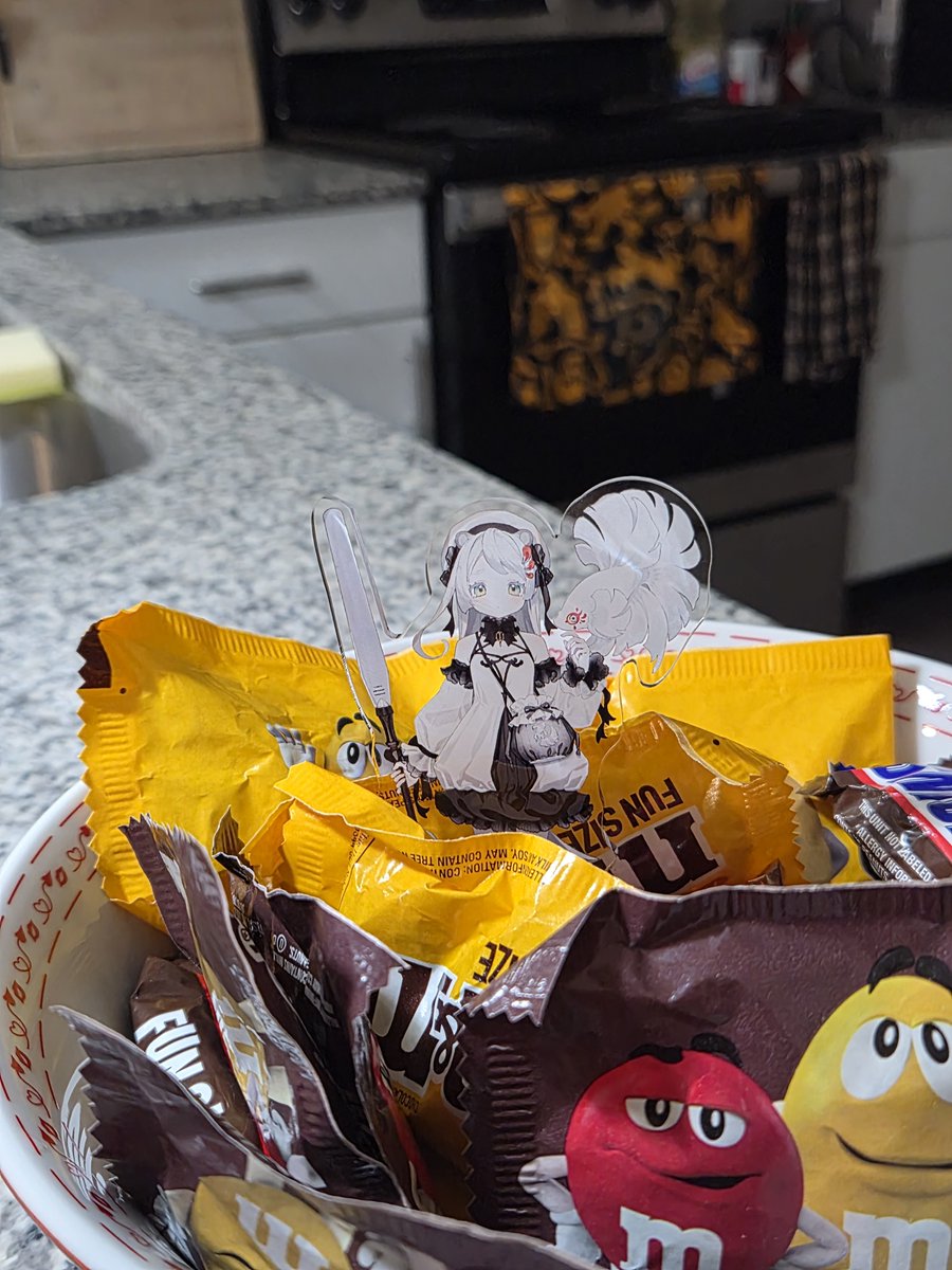 Jaxtable's tweet photo. Needed a guard for the candy bowl in case any nefarious trick 'r' treaters tried to get their candy early. Luckily Eruu was available! Now she's the sweetest thing in the bowl ☺️ #eruutober https://t.co/EwUz0IGG7i