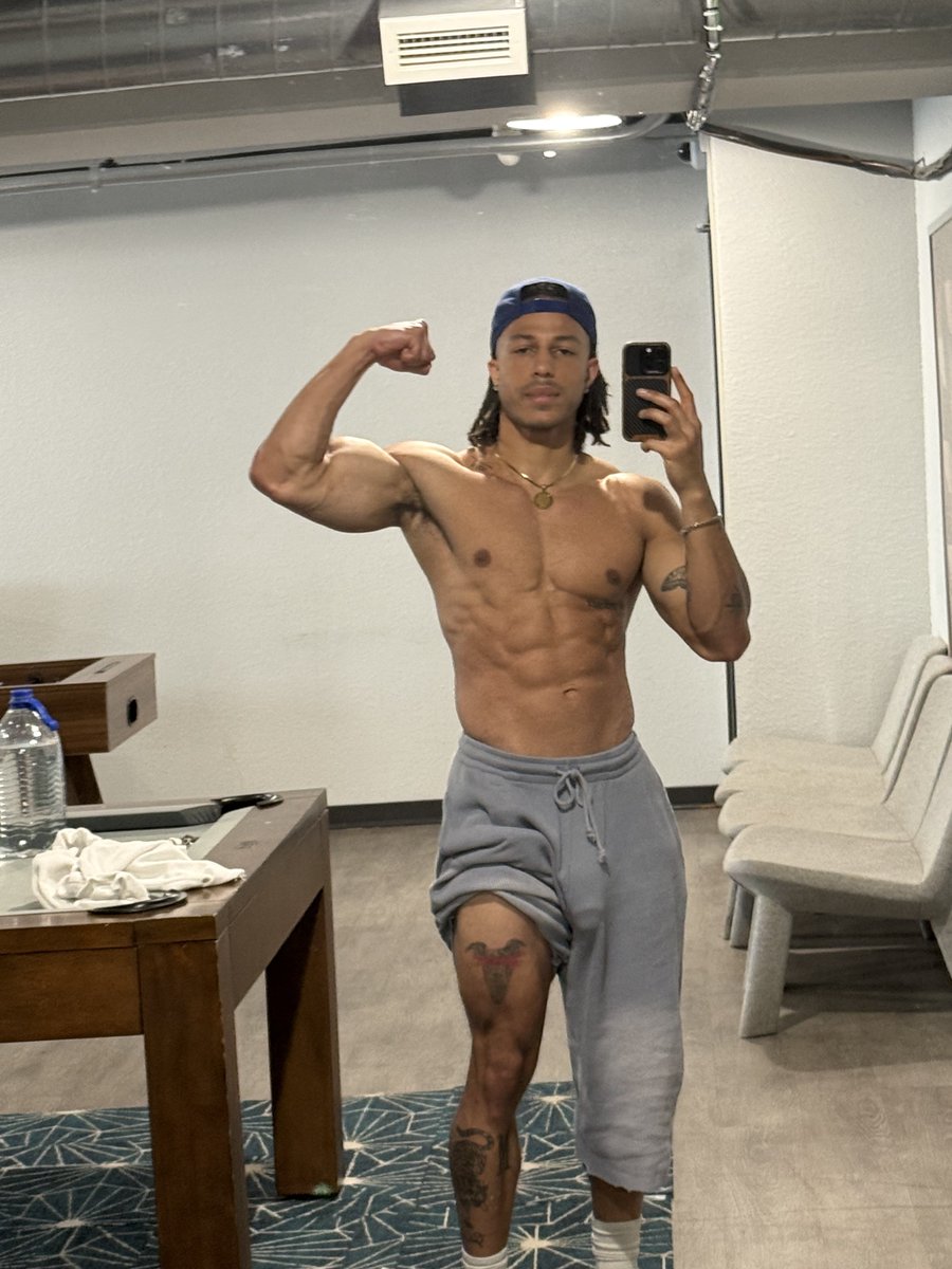 melanin_dick's tweet photo. Heavy lift https://t.co/Ekcijpv8AI