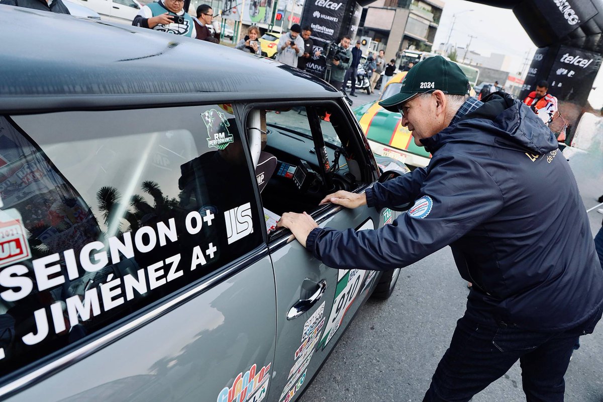SLPMunicipio's tweet photo. ¡Por quinta vez consecutiva, recibimos con orgullo a la Carrera Panamericana en San Luis Capital! 🏁

Nos alegra compartir esta tradición con las familias y aficionados que llenaron de entusiasmo nuestro Centro Histórico. Gracias a los pilotos, organizadores y a quienes se sumaron a esta gran bienvenida.

¡San Luis siempre los recibe con los brazos abiertos! 💙
