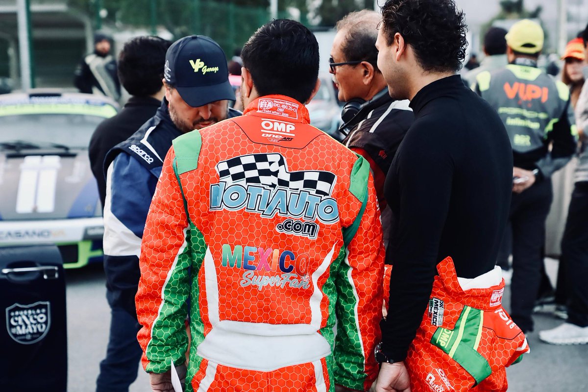 SLPMunicipio's tweet photo. ¡Por quinta vez consecutiva, recibimos con orgullo a la Carrera Panamericana en San Luis Capital! 🏁

Nos alegra compartir esta tradición con las familias y aficionados que llenaron de entusiasmo nuestro Centro Histórico. Gracias a los pilotos, organizadores y a quienes se sumaron a esta gran bienvenida.

¡San Luis siempre los recibe con los brazos abiertos! 💙