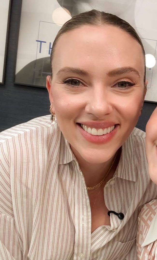 Scarjo120's tweet photo. How do I look? https://t.co/qUQbo7tOlN