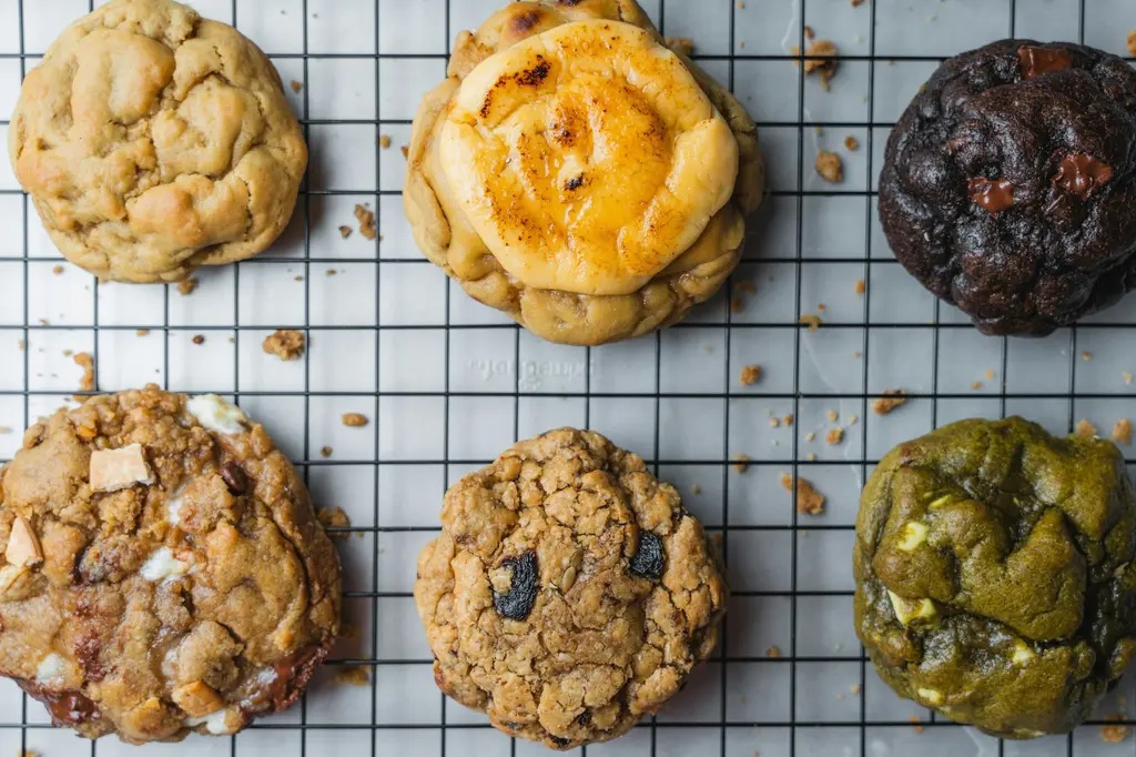 FoodInstitute's tweet photo. Crumbl closed 57 stores this year and August sales were 70% lower than two years ago.

The chain built its popularity around weekly flavor drops and social media.

Read more on why sales are falling and what experts say Crumbl should do next https://t.co/JjOc2fZf8t

#FoodBusiness https://t.co/hSOzkxBVdF