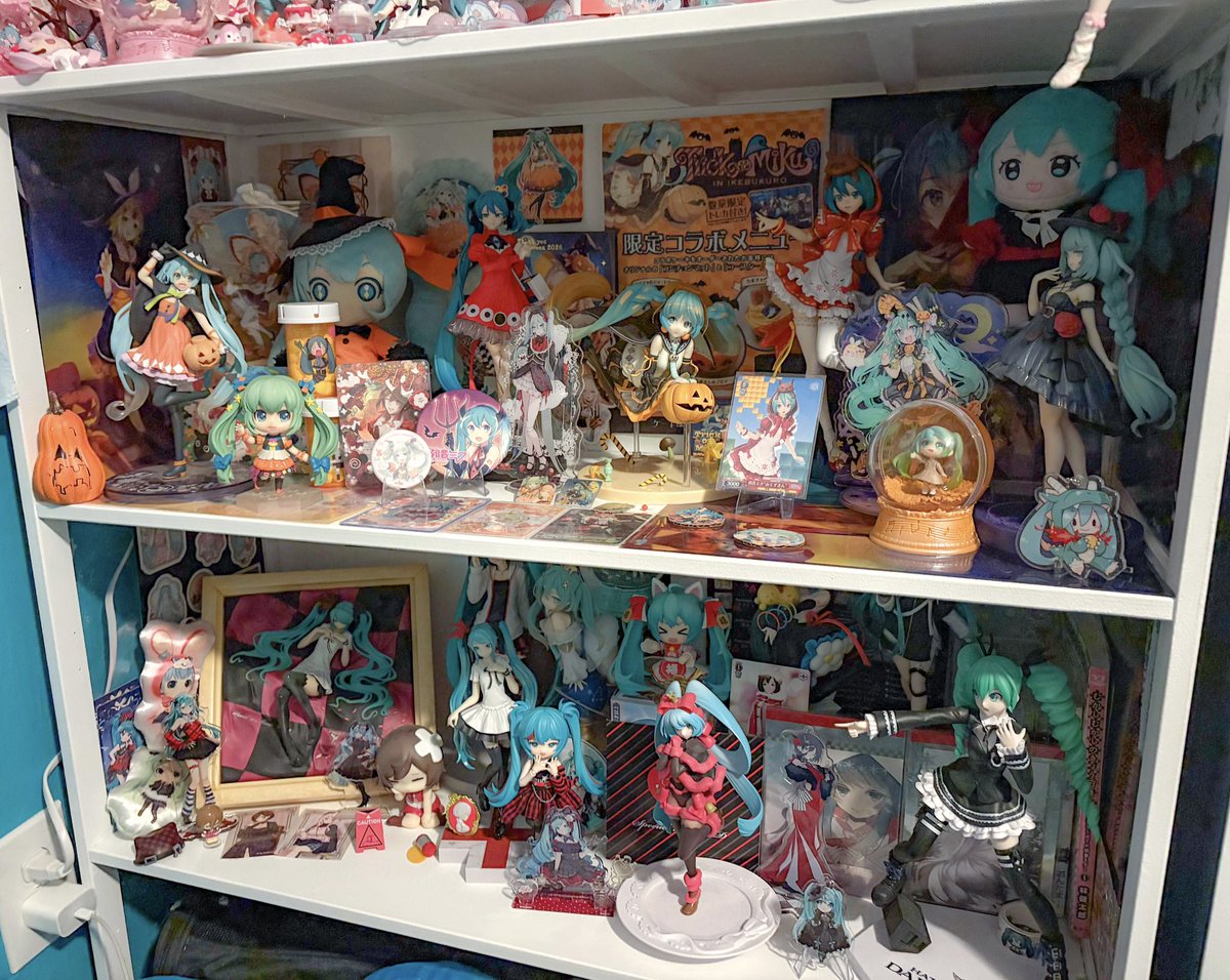 negitorosex's tweet photo. patisserie chan and some of my shelves (˶>⩊<˶) 
#初音ミク #HatsuneMiku https://t.co/7ISt0EPj9t
