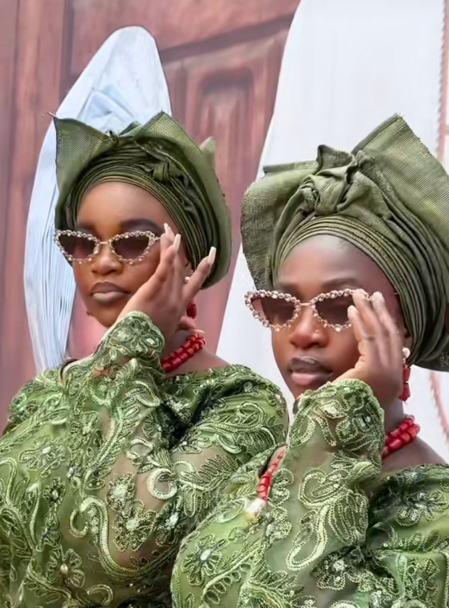 Akikanju1568901's tweet photo. Yoruba Gele beauties 👑🌹👑 https://t.co/V85y0zEBdj