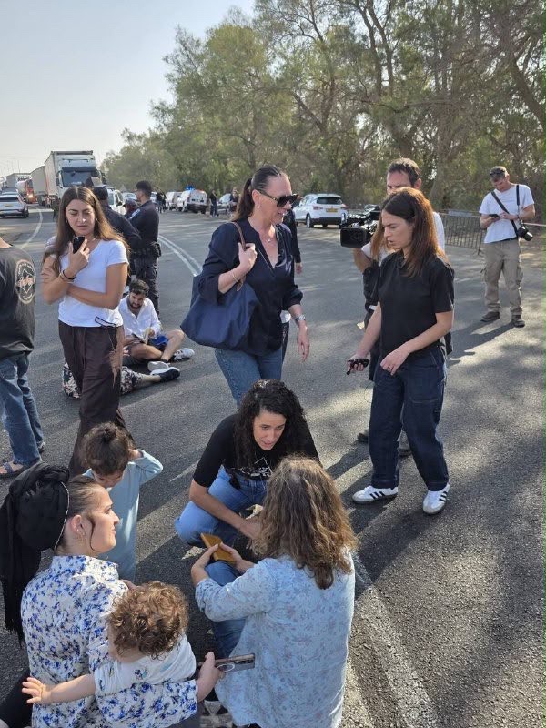 AbubakerAbedW's tweet photo. If Palestinians took their children to the motorways and roads to block aid trucks and food to reach Israelis, Palestinians would be painted as far worse than the Nazis by every mainstream media outlet and politician. 

Haven’t seen a single story about this today. Not one. https://t.co/rMDDkpBc0Y