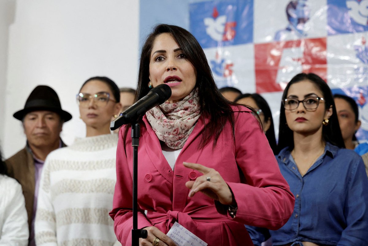 BenjaminNorton's tweet photo. The US-backed right-wing narco-dictatorship in Ecuador has arrested presidential candidate Luisa González, from the leftist Correísta movement, on fabricated charges.

This came after Ecuador's narco-regime banned the main left-wing opposition party.

Ecuador is run by dictator Daniel Noboa, the son of the country's richest billionaire oligarch, and a close ally of Donald Trump.

It has been admitted even by some mainstream Western media outlets that the Noboa family is deeply involved in cocaine trafficking, and works closely with organized crime networks.