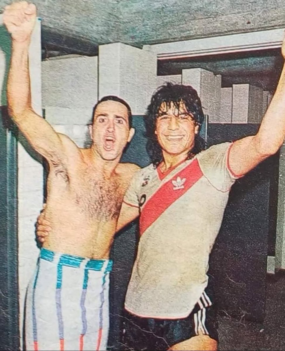 DanyPaez1975's tweet photo. Un 22 de octubre de 1986 River gana 2 a 1 en Colombia a América de Cali con goles de Juan Gilberto Funes y Norberto Alonso. Ese equipo de hombres de Veira ganaba en todos lados y faltaba una semana para ganar la primera Copa Libertadores en casa con gol del Búfalo Funes. Eterno. https://t.co/D7jTSmS4Gd