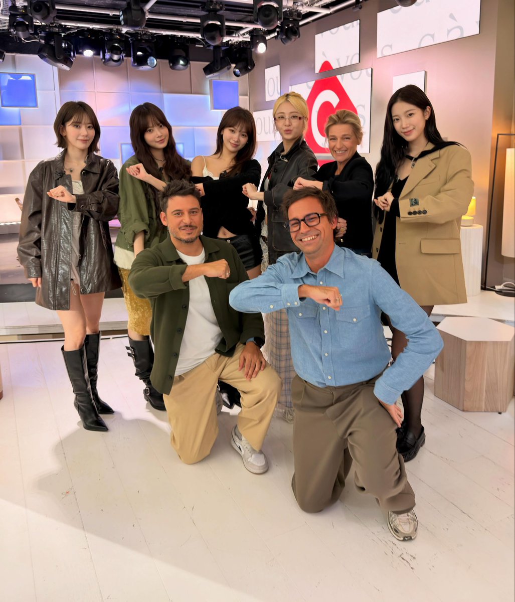 FIMBASE's tweet photo. LE SSERAFIM with the C à Vous team!

“Made my night: Thank youuuu @le_sserafim for choosing C à Vous for your first appearance on French television ❤️
The replay is available on https://t.co/je8jHN6JEe and YouTube ✨”

— 🔗 https://t.co/Rskwy4EhDM

#LE_SSERAFIM #르세라핌 https://t.co/mrB1dLkpfN